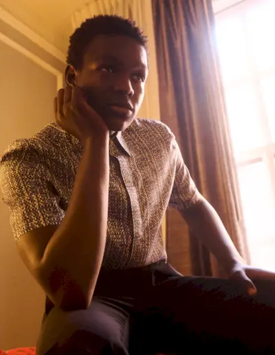 セイドゥ・サールがヴェスタル誌でフェンディを着てポーズをとる。