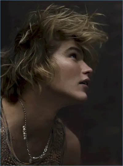 측면 프로필을 제공하는 Jordan Barrett은 Missoni 조끼를 착용합니다.