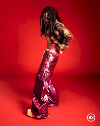 Lenny Kravitz setzt ein mutiges Mode-Statement und rockt einen Rick Owens-Look mit seiner eigenen Jacke und Sonnenbrille.