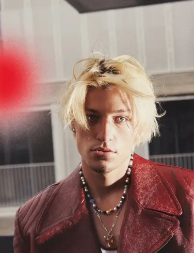 Jake Bongiovi rød skinnjakke 2022 Man About Town Photoshoot