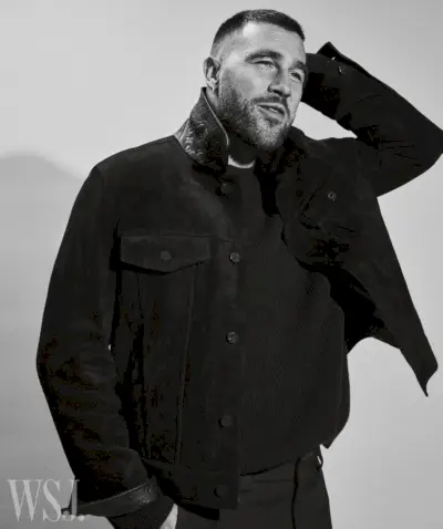 Travis Kelce con una chaqueta de gamuza y un suéter texturizado para WSJ. Revista.