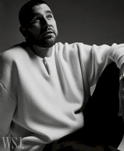 Un momento de reflexión con Travis Kelce, capturado en blanco y negro para WSJ. Revista.