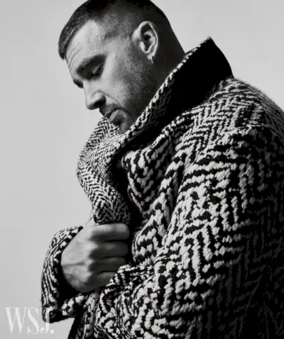 Un perfil lateral de Travis Kelce con un abrigo de espiga captura un momento de introspección para el WSJ. Revista.