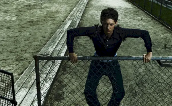 歌手のトロイ・シヴァンがプラダの黒い衣装を着てVMANの写真撮影に出演。