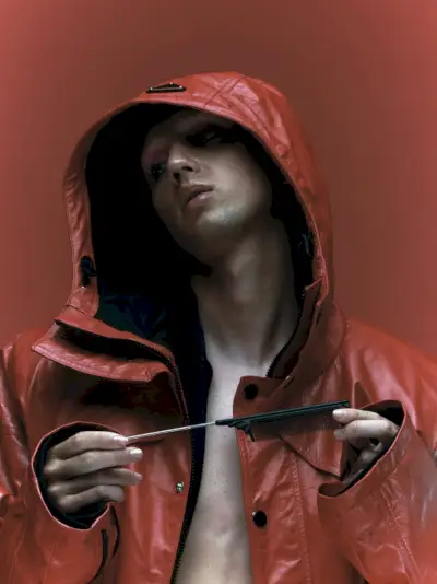 VMAN のために赤で主張するトロイ・シヴァンは、プラダの赤いフード付きジャケットを着ています。