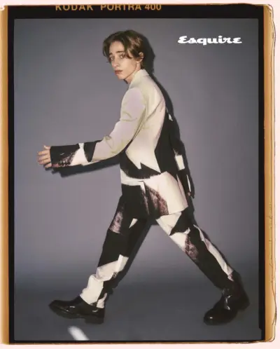 Aktorius Raphaelis Luce'as dėvi grafišką juodai baltą kostiumą su Alexanderio McQueeno batais.