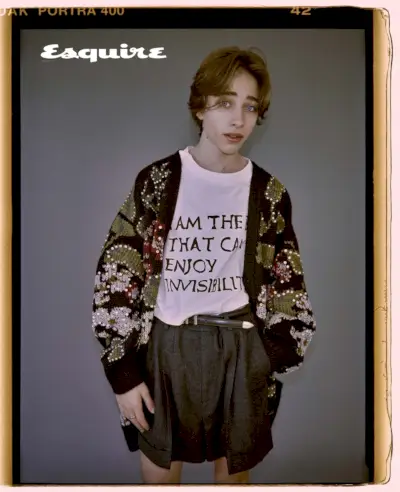 Priekyje ir centre Raphael Luce vilki Celine Homme megztinį, marškinėlius, šortus ir diržą su Tiffany & Co. žiedu.