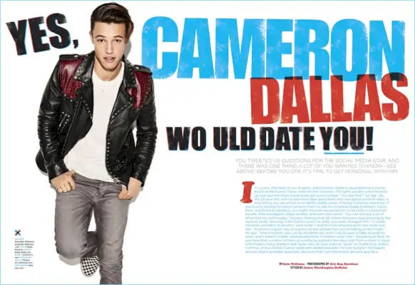 Seventeen の写真撮影に出演したキャメロン ダラスは、L の文字が入った Alexander DiGenova レザー ボンバー ジャケットを着ています