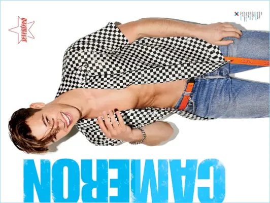 チェック柄のマーク・ジェイコブスのシャツを着て魅力的なキャメロン・ダラスもリーバイスをスポーツ