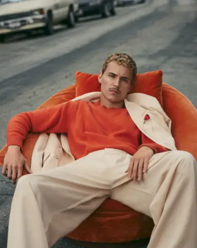 I en kostym från Les Benjamins har Arón Piper även en tröja från The Elderstatesman.