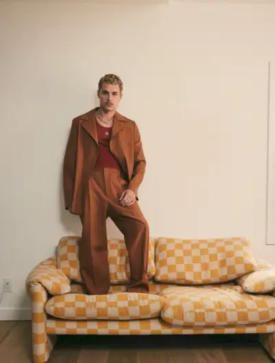 Arón Piper gör ett fodral för brunt i en Fendi-kostym.