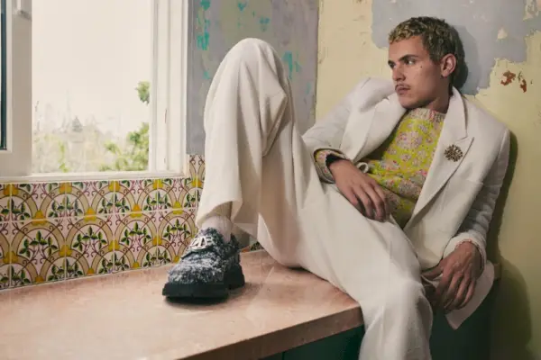 En elegant vision, Arón Piper bär en Dior-look.