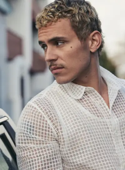 För att visa upp den rena modetrenden bär Arón Piper Hermès.