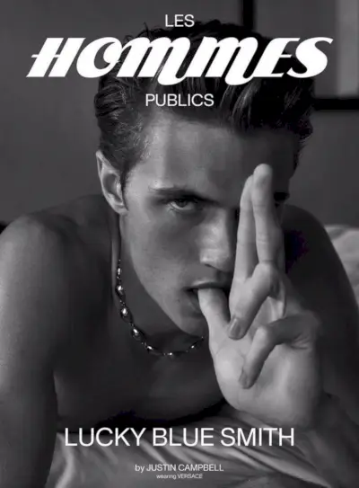 Lucky Blue Smith ontspant in bed met Les Hommes Publics