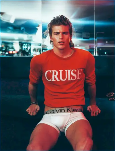 Jordan Barrett posa per un'immagine sfacciata con un top Cruise e biancheria intima Calvin Klein.