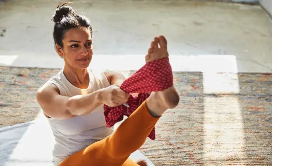 6 Beste dagelijkse alternatieven voor yoga -rekwisieten (die u al thuis hebt)