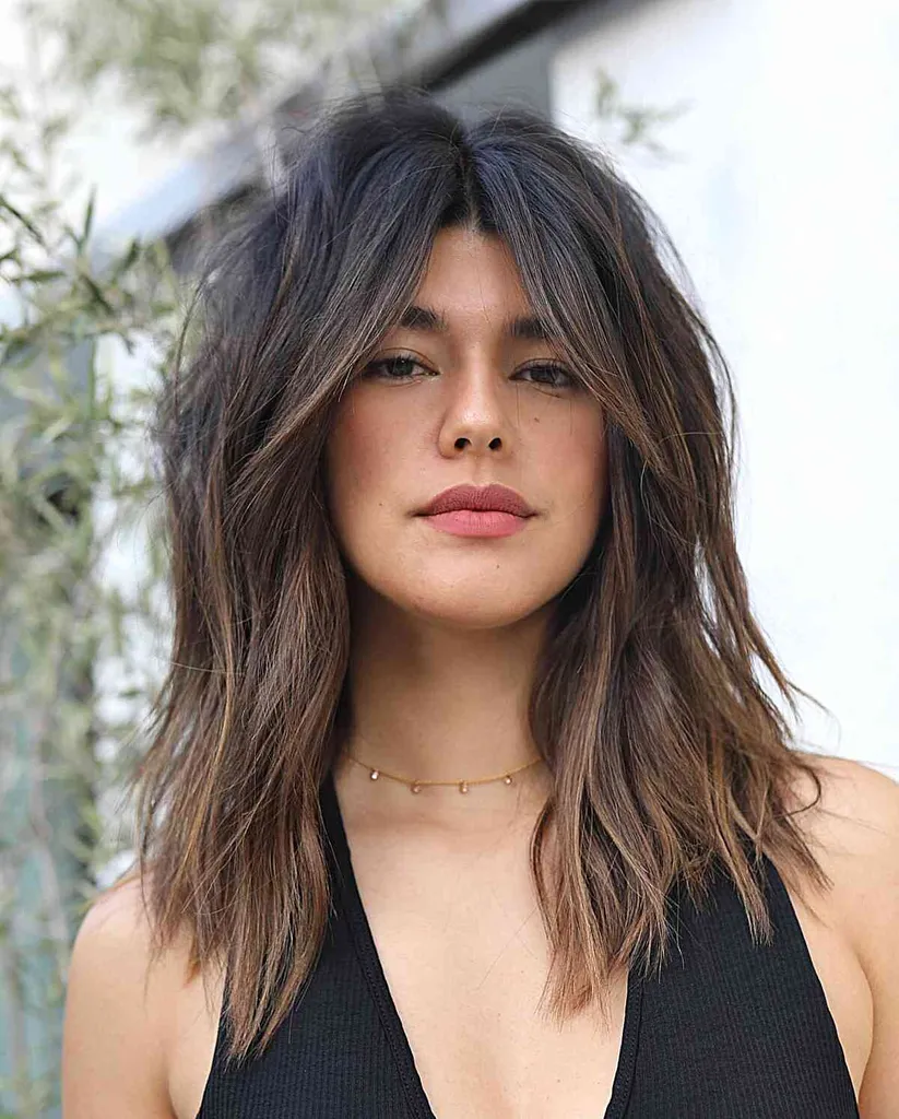 Dimensionale highlights en zachte lagen voor dik haar van gemiddelde lengte' title=