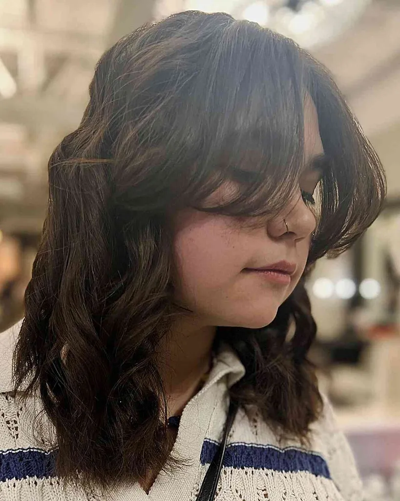 Lange gordijnpony en halflange getextureerde golven voor dames met dikke lokken' title=