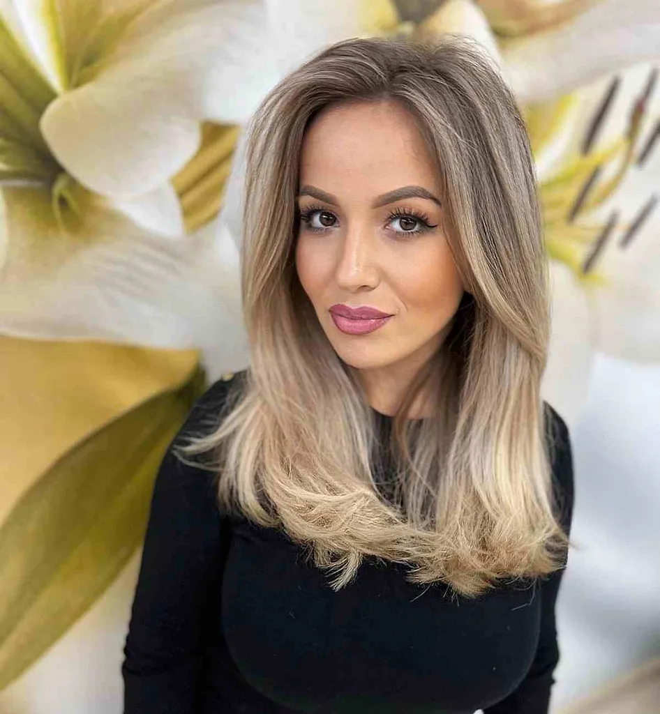 Medium gelaagd dik blond haar zonder pony' title=