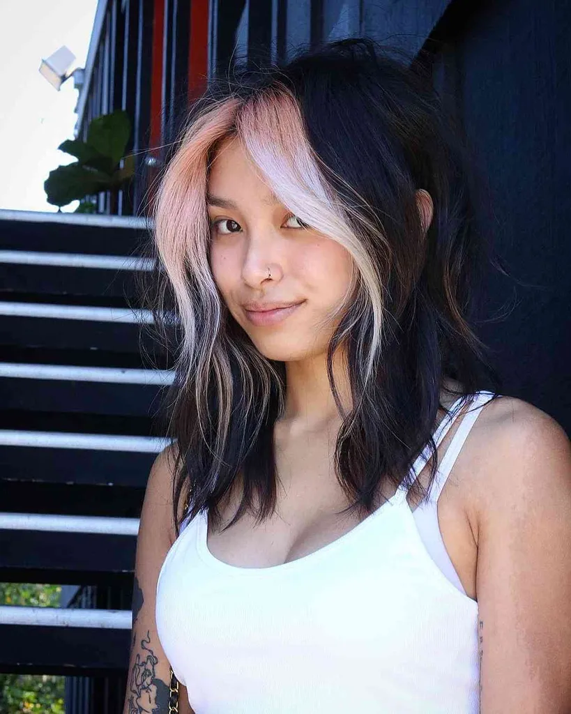 Gitzwarte medium snit met een helder geldstuk voor dik haar' title=