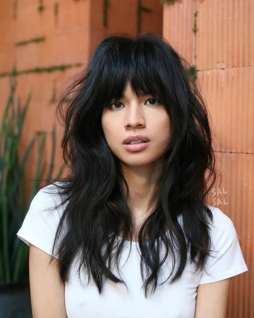 Volumineus dik shag-kapsel met pony' title=