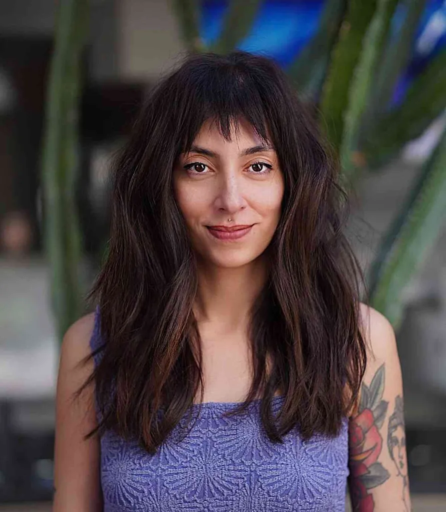 Lange en interne lagen voor halflang dik haar en vrouwen met schokkerige pony' title=