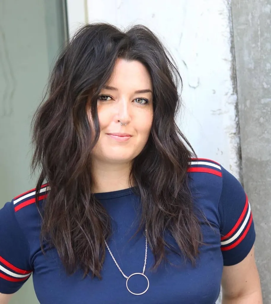 Zware schokkerige lagen voor dik haar en gemiddelde lengte' title=