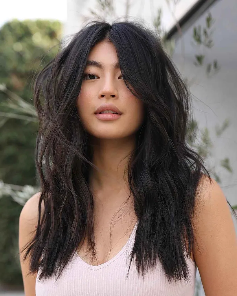 lange dikke lagen op een kapsel voor halflang haar' title=