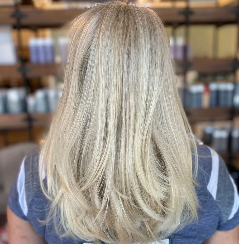 Gelaagde U-snit voor vrouwen met dik haar' title=