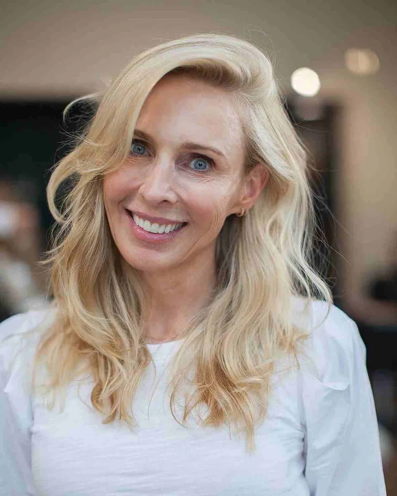 Corte de capa media con raya lateral profunda y flequillo lateral en cabello fino' title=