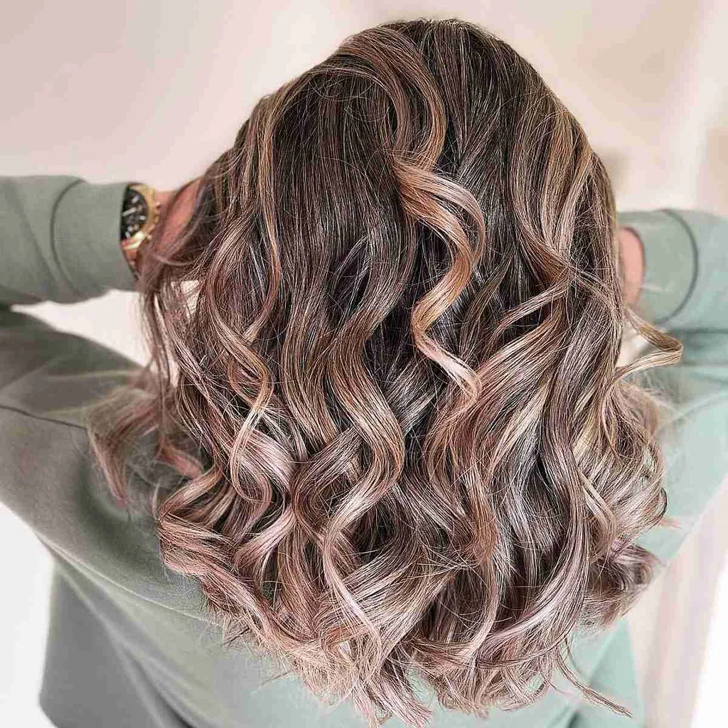 Mehka rjava barva za lase do ramen' title=