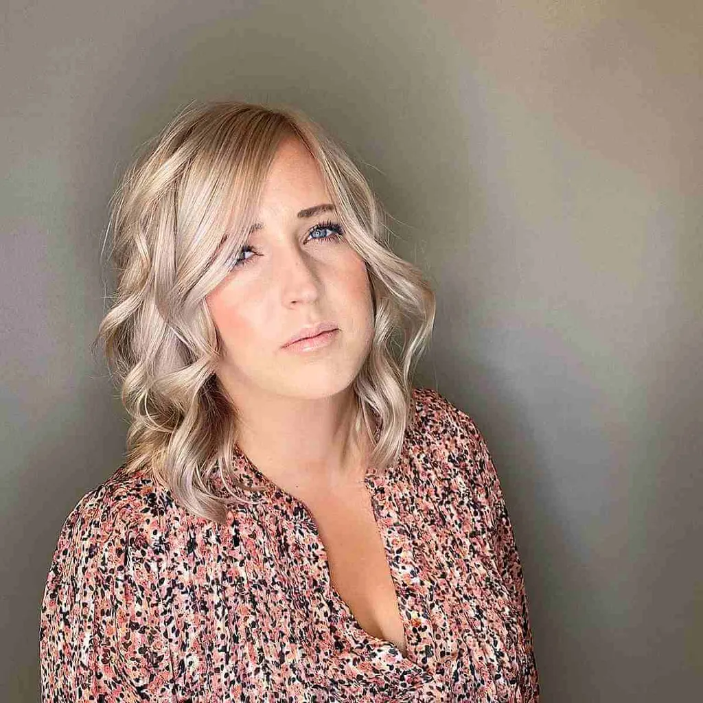 Srednje dolgi lasje z jagodami' title=