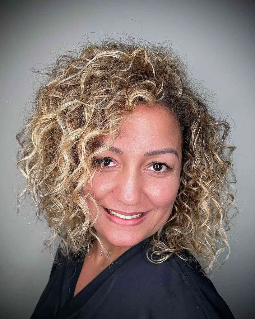 Svetlo blond zelo kodrasti srednje dolgi lasje' title=