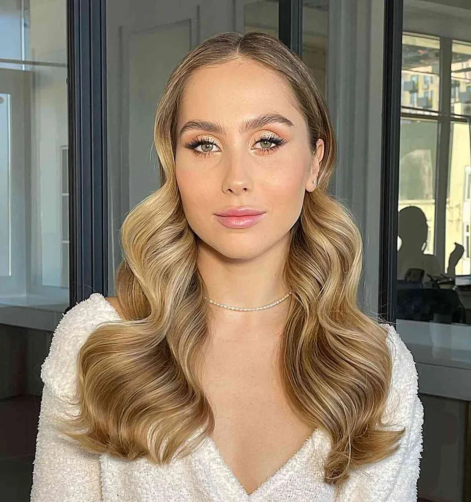 Uradni videz s kodri za lase do ramen' title=