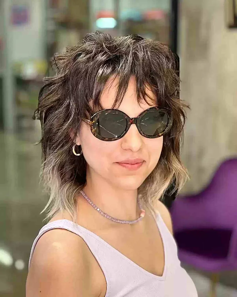 Srednje dolga rjavolaska z blond konicami' title=