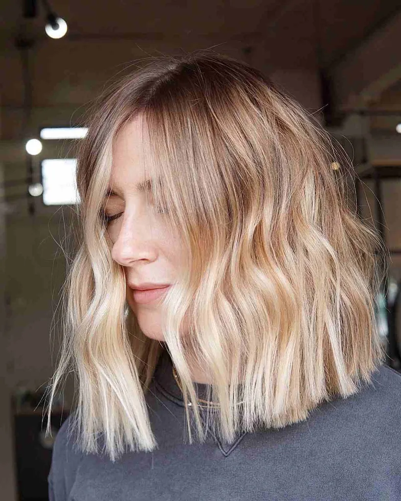 Čudovit svetlo blond topi rez' title=