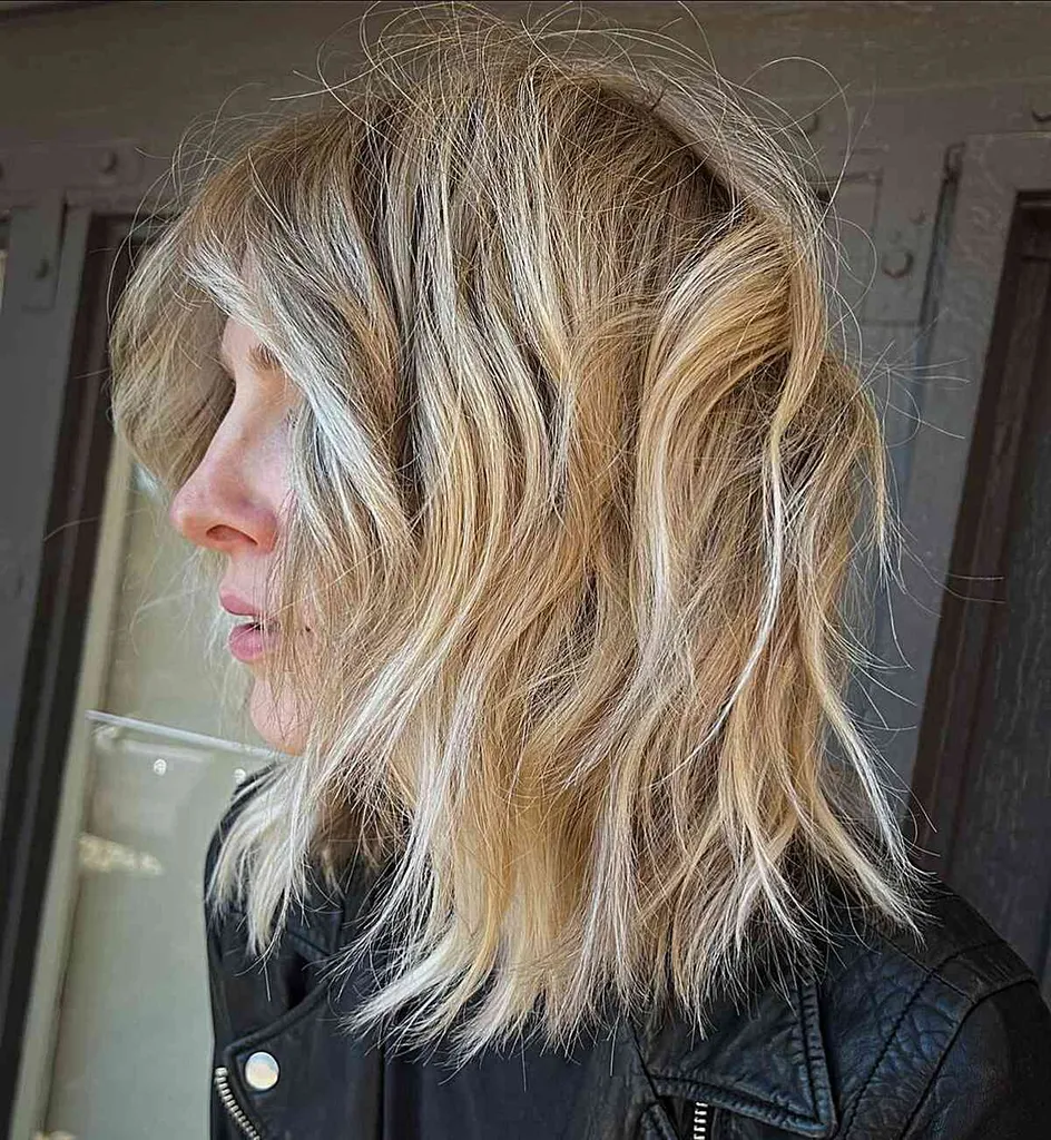 Seksi teksturirani blond lasje srednje dolžine' title=