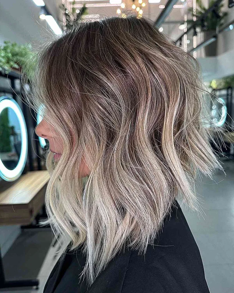 Lepo nagnjen bob na ramenih' title=