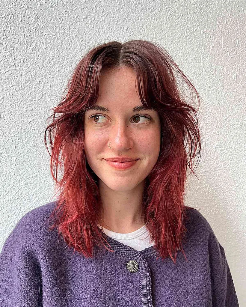 Izjemni, z britvico postriženi lasje do ramen' title=