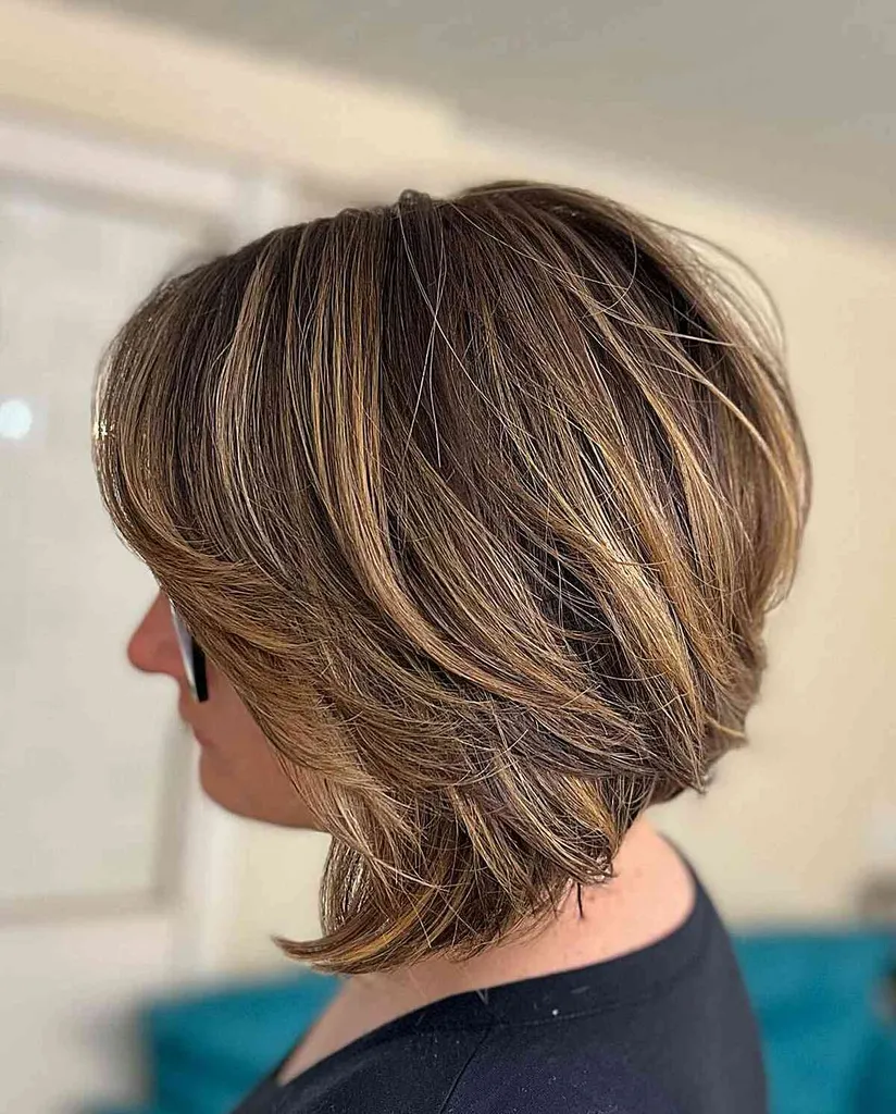 Zabavni rjavolaski bob lasje do ramen' title=