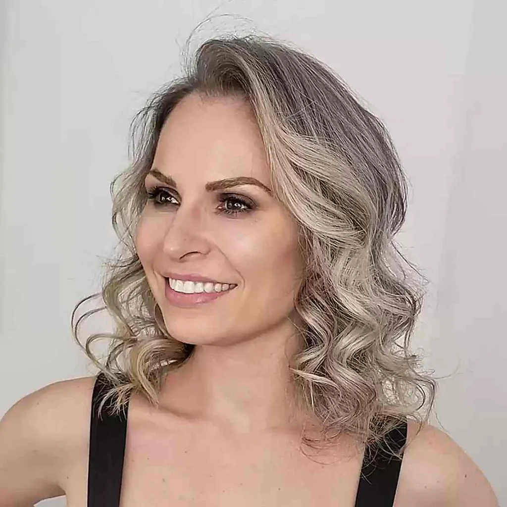 Čudoviti pepelnato blond kodri za lase do ramen' title=