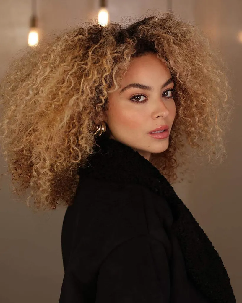 Opazni naravni skodrani lasje do ramen' title=