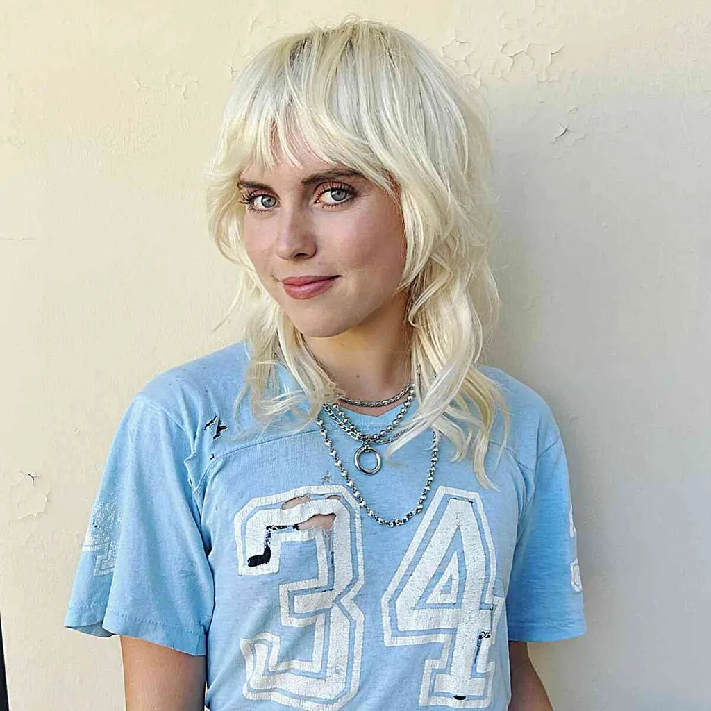 80-ųjų įkvėptas vidutinio vilko kirpimas' title=