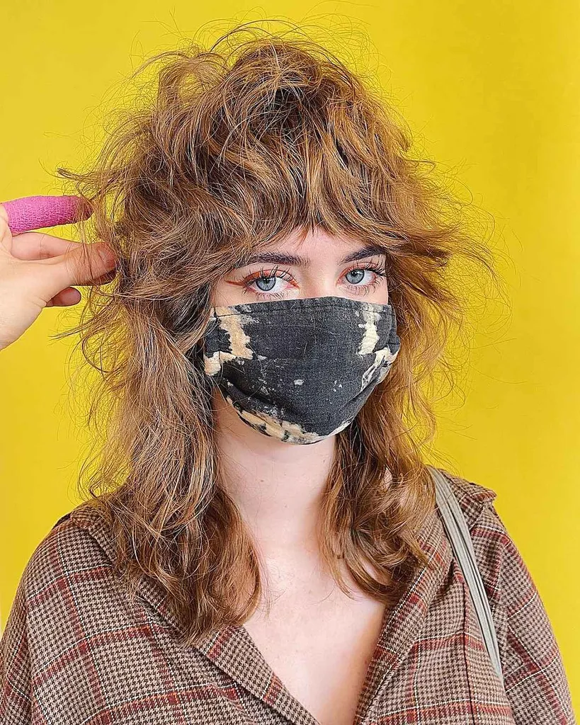 Netvarkingas vilko kirpimas su sunkiais kirpčiukais' title=