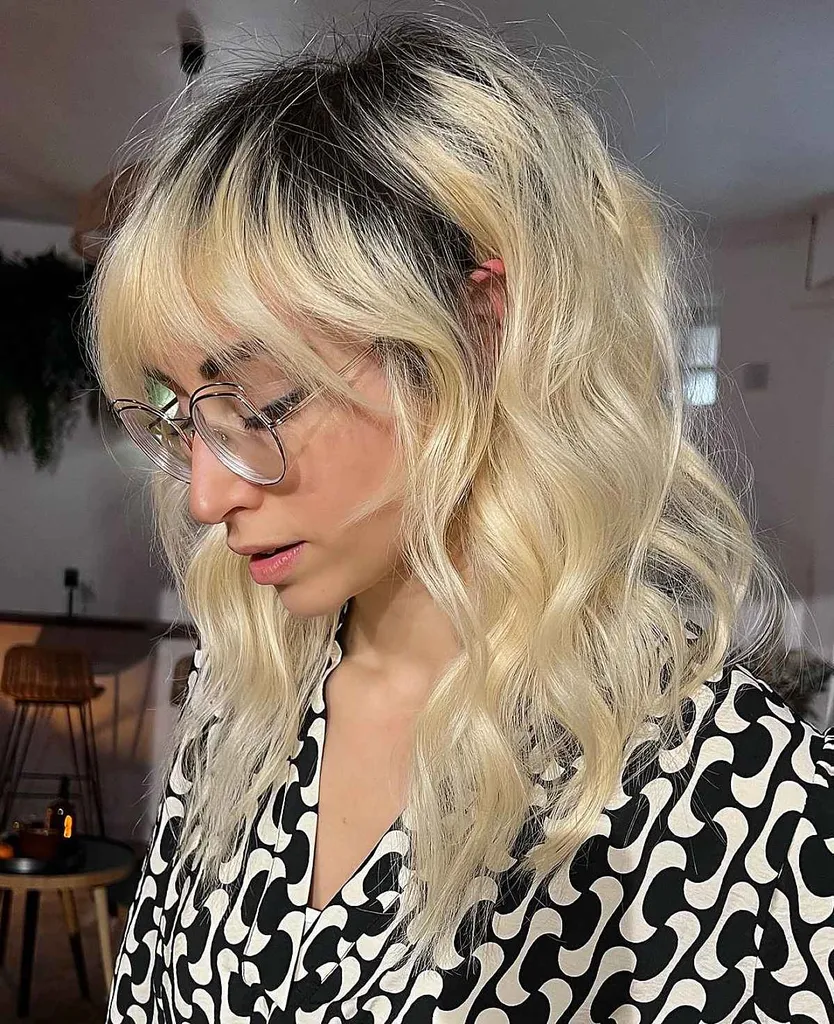 Banguota vilko šukuosena ploniems plaukams' title=