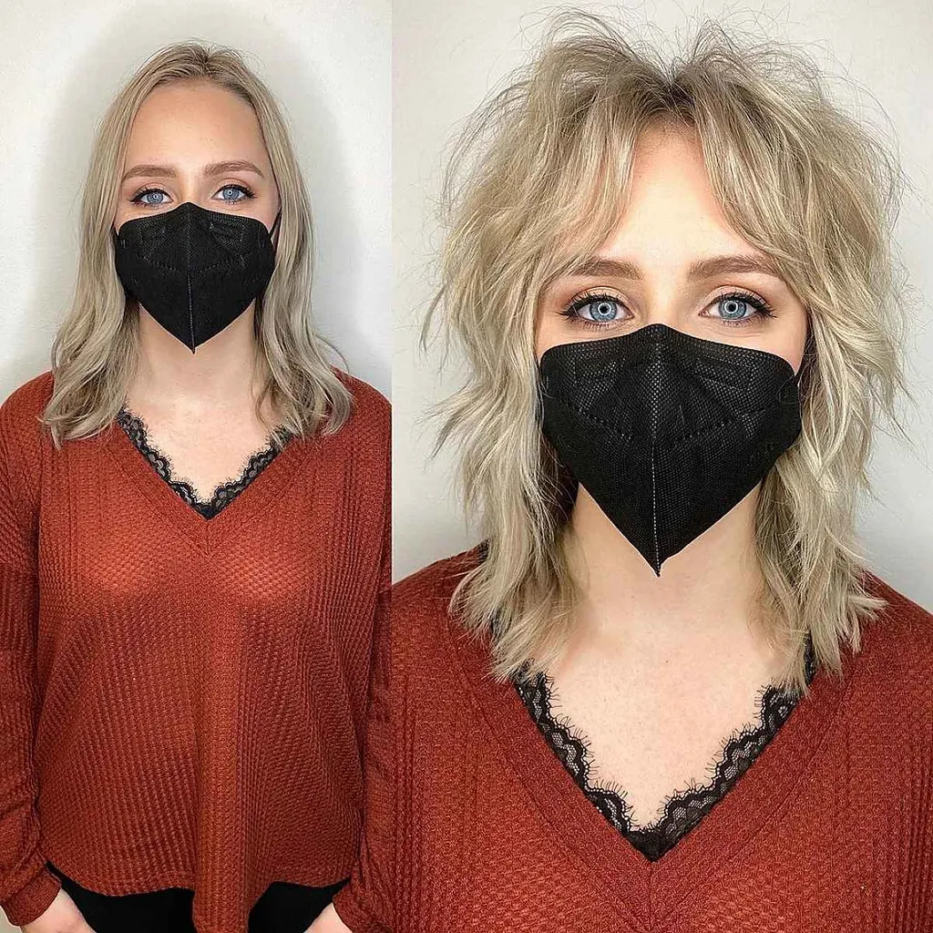 Wolf Shaggy Lob su veidą įrėminančiais kirpčiukais' title=