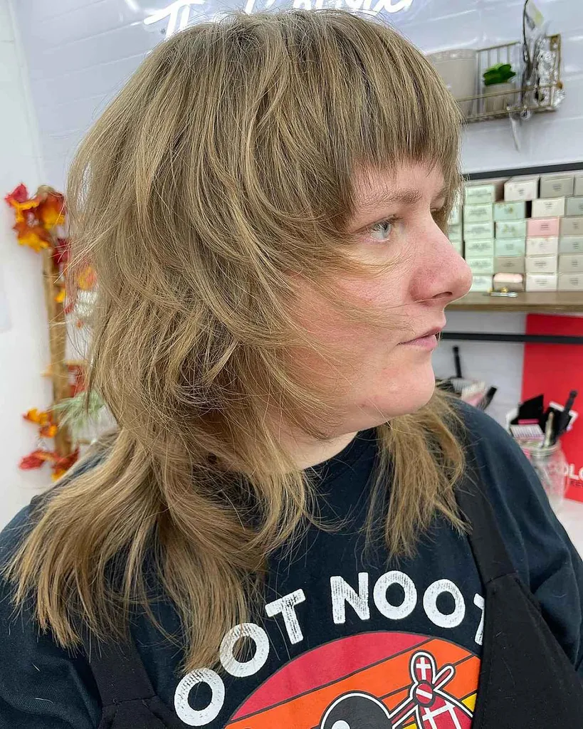 Sluoksniuotas vilko kirpimas trumpais kirpčiukais' title=