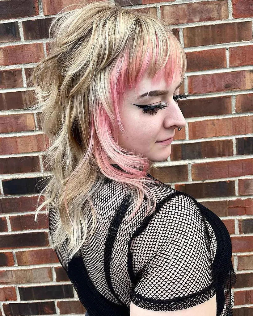 Dimensiniai vilko plaukai su rožiniais akcentais' title=