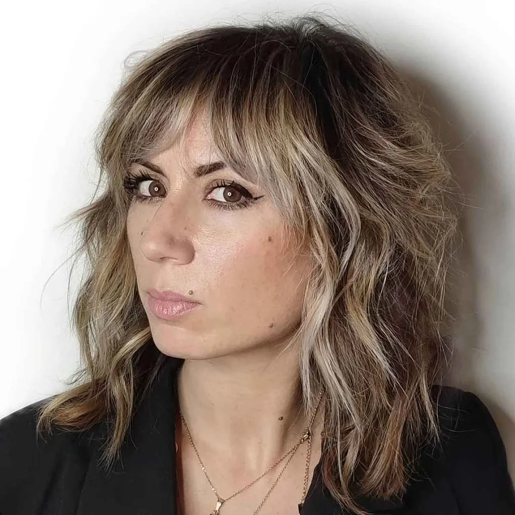 Vilkas pjaustytas sutrūkusiais sluoksniais' title=