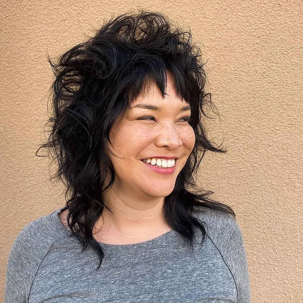 Trumpi tekstūruoti sluoksniai ant vidutinio ilgio vilko pjūvio' title=